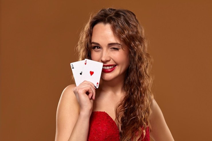 Pengguna memeriksa loyalitas lewat ponsel